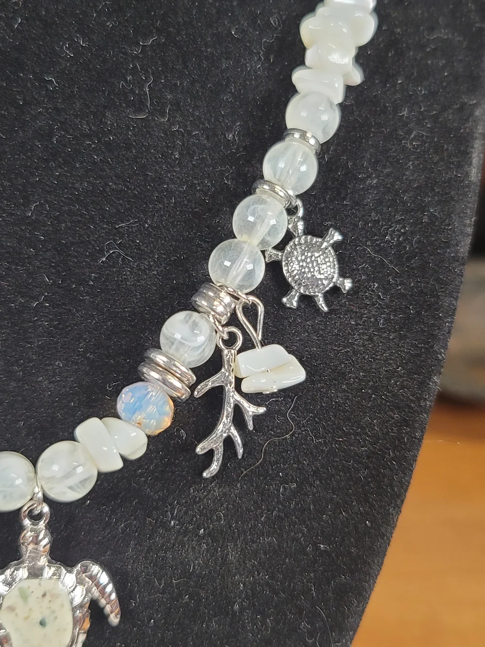 paparazzi White Beaded Sea Turtle & Shell Charm Necklace - Picture 3 of 3